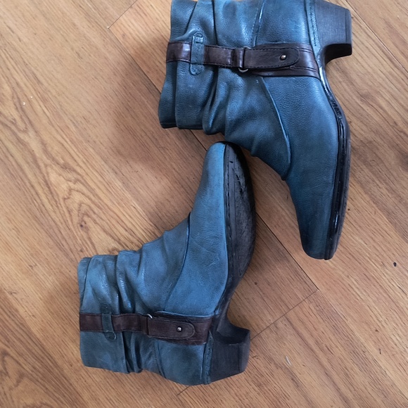 Shoes - Picture 2 of 4